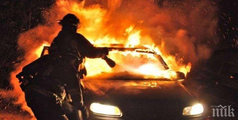 Две коли изгоряха като факли пред Спешното на УМБАЛ-Бургас