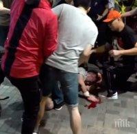 КРЪВ: Мъж вилня с нож в Хонконг - кла наред в търговски център (ВИДЕО)
