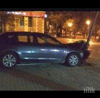 ИЗВЪНРЕДНО В ПИК: Жестока катастрофа до Община Варна! Кола се вряза в дърво, от шофьора няма следа (СНИМКИ)