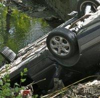 Кола с двама младежи падна в канал край Съединение