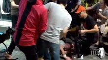 КРЪВ: Мъж вилня с нож в Хонконг - кла наред в търговски център (ВИДЕО)