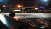 Самолет с 80 души на борда кацна аварийно заради повреден от птица двигател (ВИДЕО)