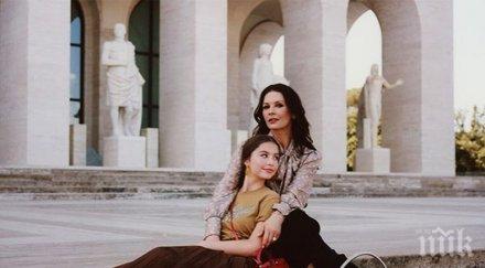 две капки вода дъщерята катрин зита джоунс проби модел снимки