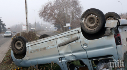 годишна жена обърна тойота таван пенсионерка задната седалка счупени ребра