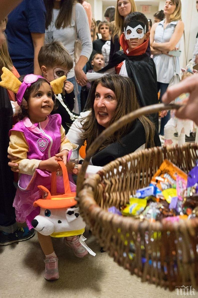 ПЪРВО В ПИК: В посолството на САЩ ври и кипи - вижте какво направи Херо Мустафа за десетки деца (СНИМКИ)