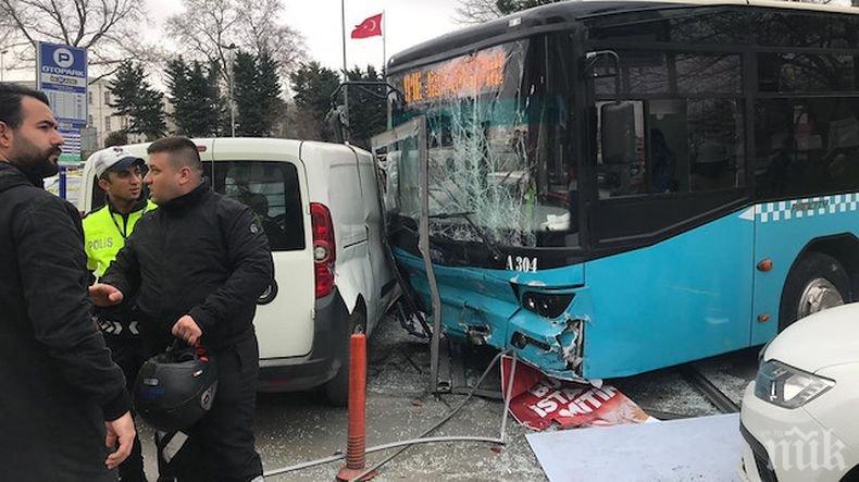 Автобус се вряза в хора в Истанбул, има ранени