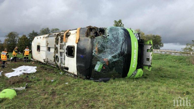 Жестоко меле: Автобус катастрофира във Франция, има много ранени (СНИМКИ)