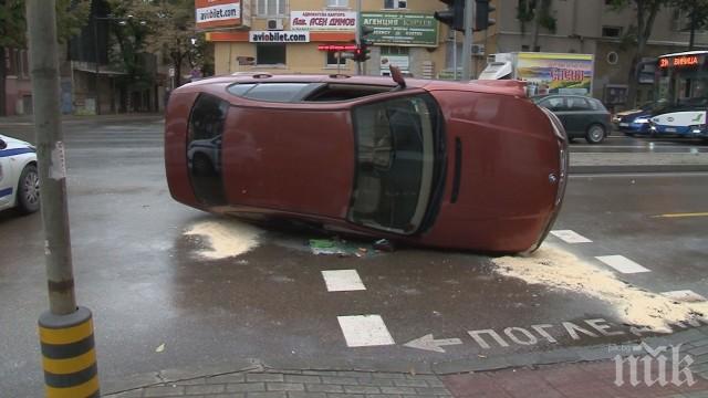 КАТО ФИЛМОВА КАСКАДА: Кола се преобърна в центъра на Варна (СНИМКИ)