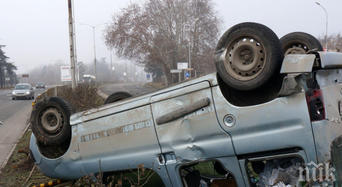 58-годишна жена обърна Тойота по таван, пенсионерка на задната седалка е със счупени ребра