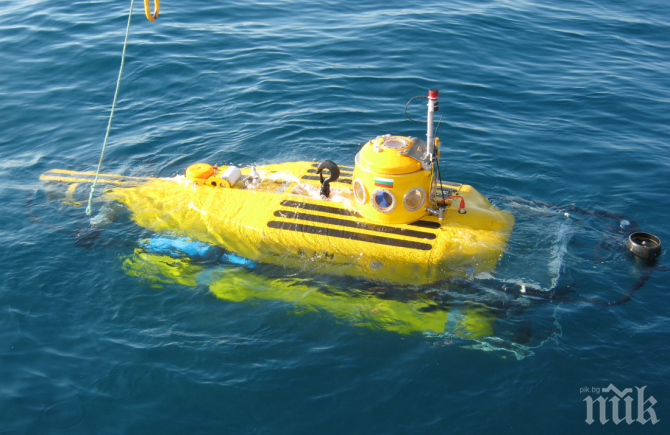 Уникална миниподводница ръждясва в контейнер (СНИМКИ)