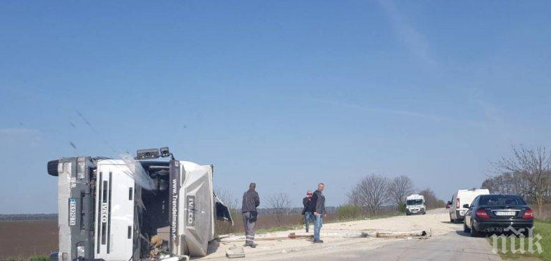 Камион се обърна край Севлиево