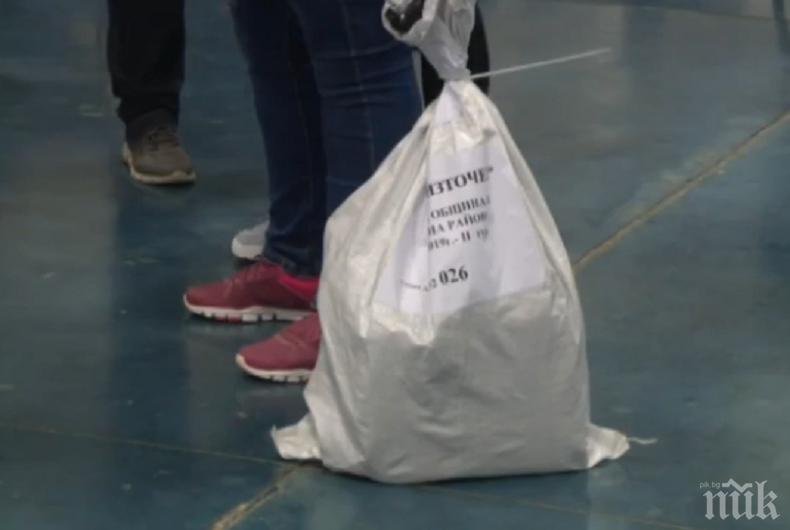 СПЕШНА ПОМОЩ: Един припаднал в Пловдив - чакал ред да предаде бюлетините