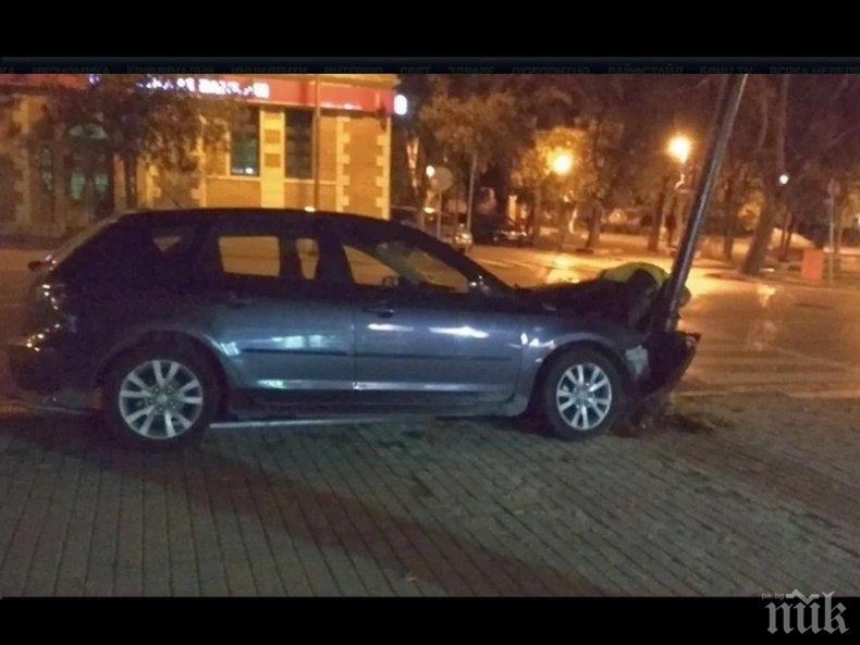 ИЗВЪНРЕДНО В ПИК: Жестока катастрофа до Община Варна! Кола се вряза в дърво, от шофьора няма следа (СНИМКИ)