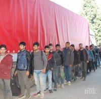 Гръцката полиция намери 41 мигранти в хладилен камион
