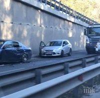 ОТ ПОСЛЕДНИТЕ МИНУТИ: Верижна катастрофа на 6 коли блокира движението при Телевизионната кула в София, откараха дете в болница (ОБНОВЕНА)