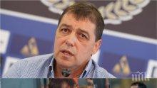 РИСКОВЕТЕ НА ПРОФЕСИЯТА: Петър Хубчев разделен с жена си - 1700 км. делят треньора на "Левски" от любимата му