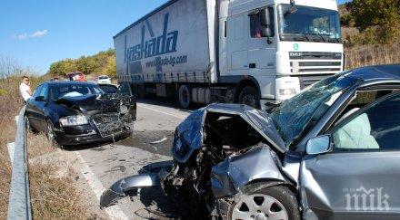 трима души пострадаха челна катастрофа минерални бани снимки