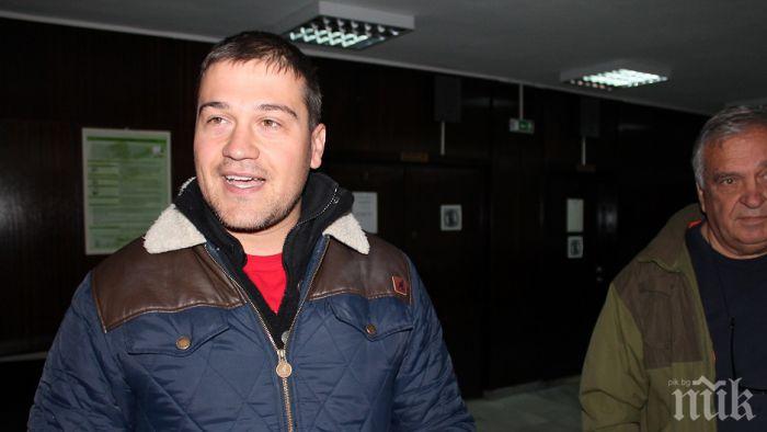 Човекът на Манолова Никола Вапцаров се опитва да ограничава свободата на словото