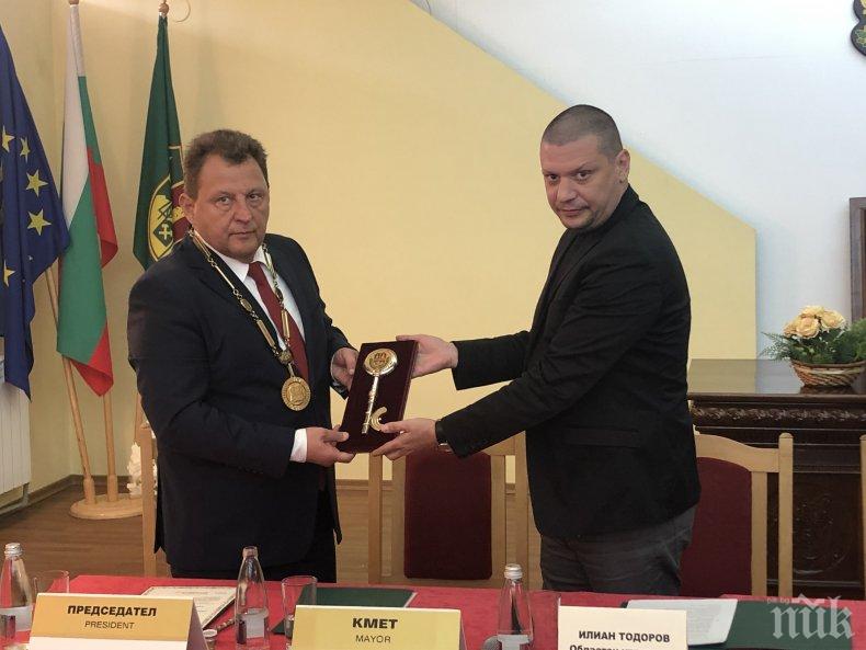 Кметът на Етрополе положи клетва пред областния управител Илиан Тодоров