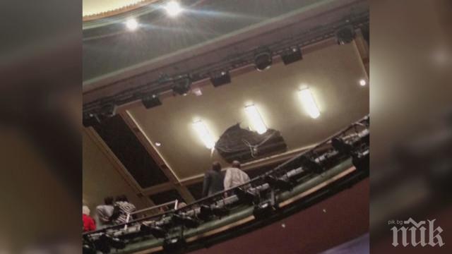Срути се таванът на прочутия лондонски театър Пикадили (ВИДЕО)