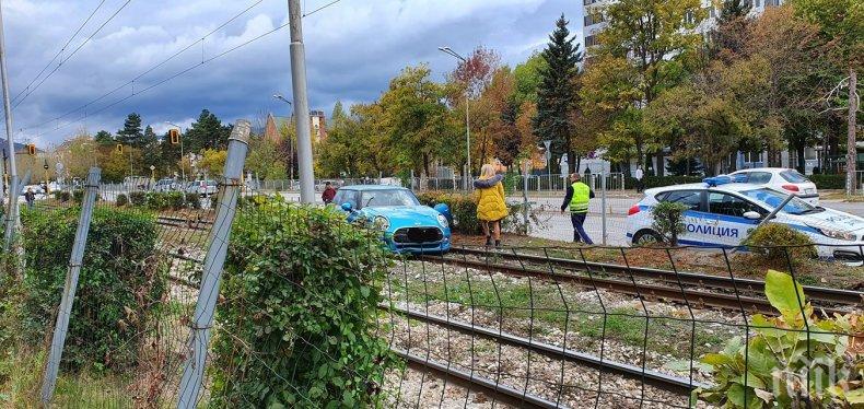 Кола се метна на релсите, спря движението на трамваи в Бъкстон 