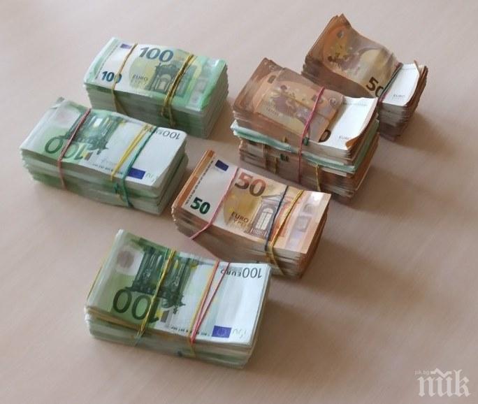 Пипнаха недекларирана валута за 140 бона в шведски бус