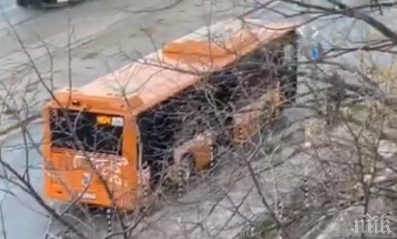ДРАМА НАСРЕД СОФИЯ: Пътници преживяха истински ужас след силен гърмеж в автобус (ВИДЕО)