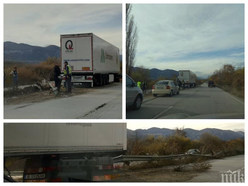 ПЪРВО В ПИК! ТИР спука гума, събра 20 метра мантинела и навлезе в насрещното на пътя Мездра - Враца (СНИМКИ)