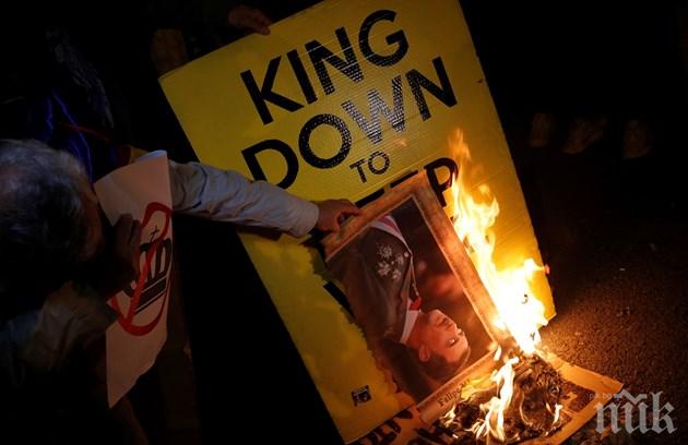 Горят потрети на Фелипе VI в Барселона с викове: Каталуня няма крал!