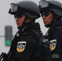 Психично болен китаец поля 50 деца в детска градина с киселина

 