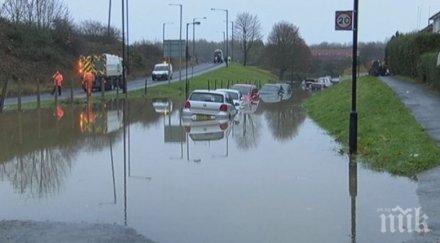 наводненията великобритания продължават