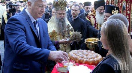 пловдивчани посрещнаха новия кмет питка мед сол