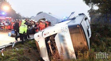 ужасяваща трагедия германия преобърна автобус туристи ранени снимки