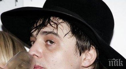 хванаха рокаджията пит дохърти купува дрога пиян