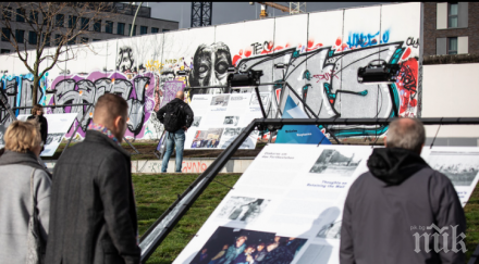 светът отбелязва години падането берлинската стена