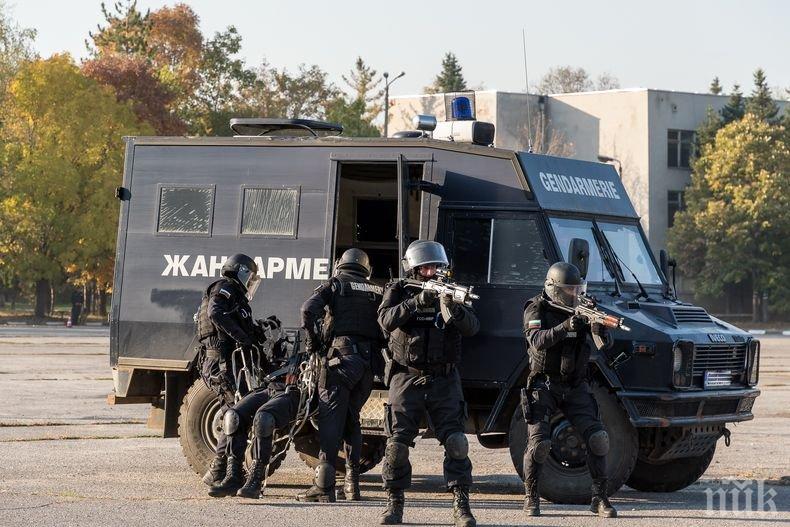 ИЗВЪНРЕДНО: Спецакция в бургаски квартал, почерня от полиция! Тарашат за наркотици, има задържани