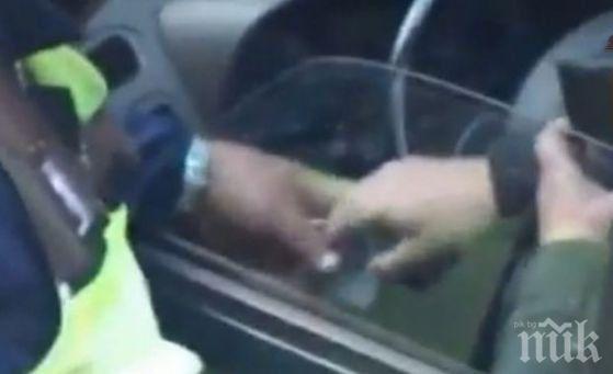 Разследват румънски полицаи за нерегламентирано забавлание по време на патрул