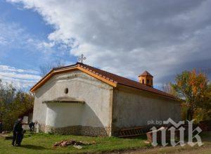 Вековна църква впечатлява туристите в Симитли