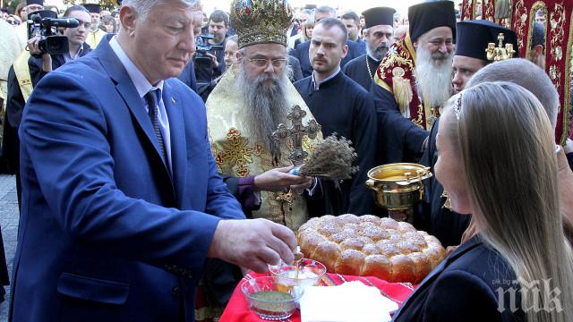 Пловдивчани посрещнаха новия кмет с питка, мед и сол