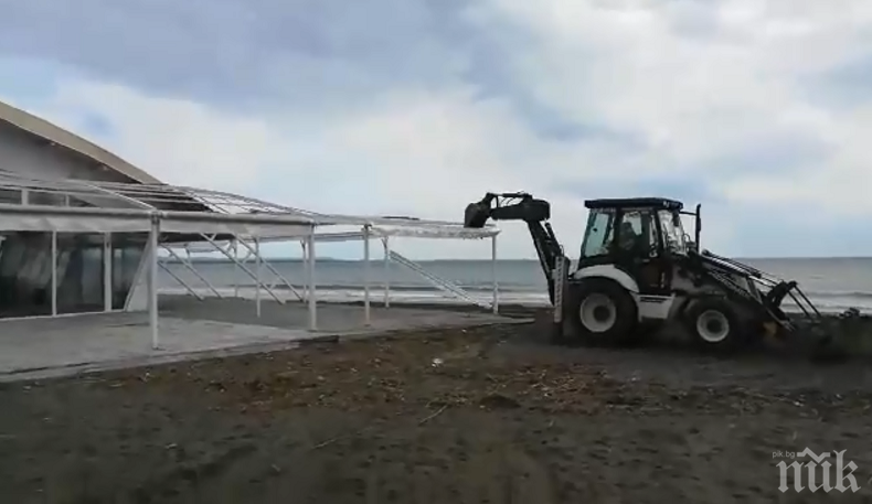 Багери налазиха плажовете край Бургас