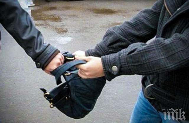 Нападнаха мъж, взеха му парите