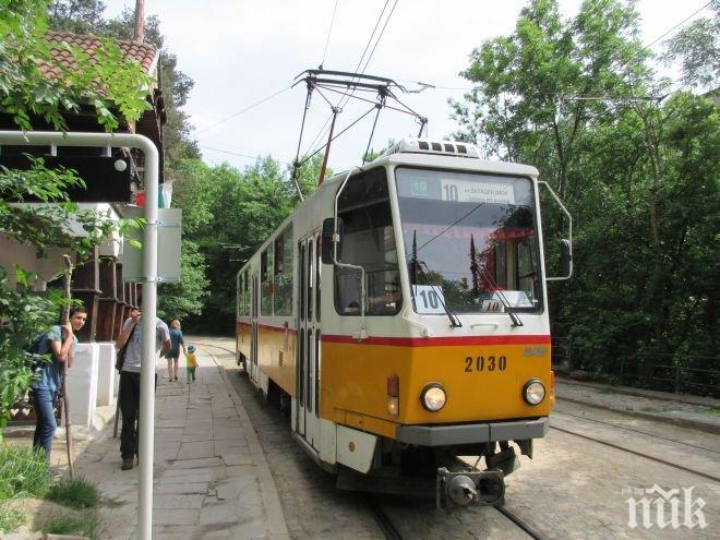ИЗВЪНРЕДНО: Трамвай дерайлира в центъра на София (СНИМКИ)