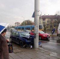 ИЗВЪНРЕДНО: Жестоко меле в София, кола се заби челно в стълб (СНИМКИ)