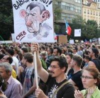 Хиляди излизат на антиправителствен протест в Прага