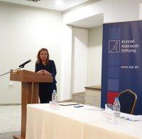 Зорница Русинова: Държавата ще помага на завърнали се от чужбина българи