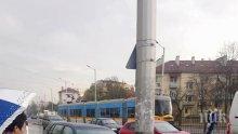 ИЗВЪНРЕДНО: Жестоко меле в София, кола се заби челно в стълб (СНИМКИ)