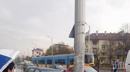 извънредно жестоко меле софия кола заби челно стълб снимки