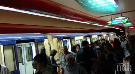 любов пръв поглед младеж търси момичето помаха метрото снимка