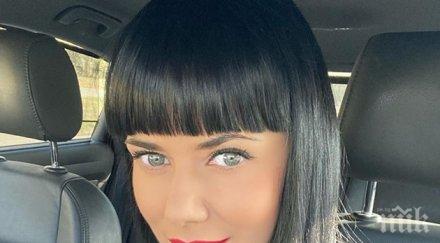 бившата владо манчев разкопча ризката волана