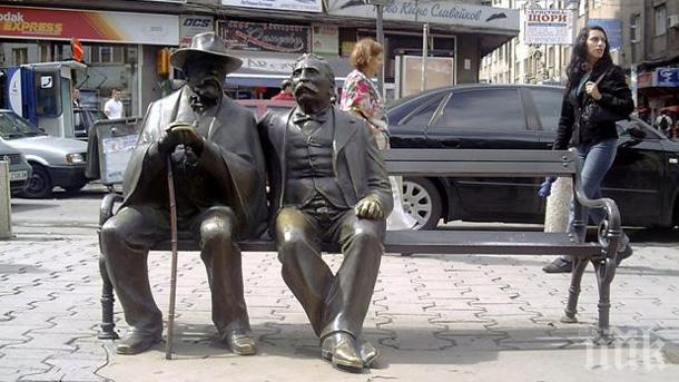 Фандъкова: Поръчахме нов бастун за скулптурата на Петко и Пенчо Славейкови, преглеждат записите от камерите за крадеца